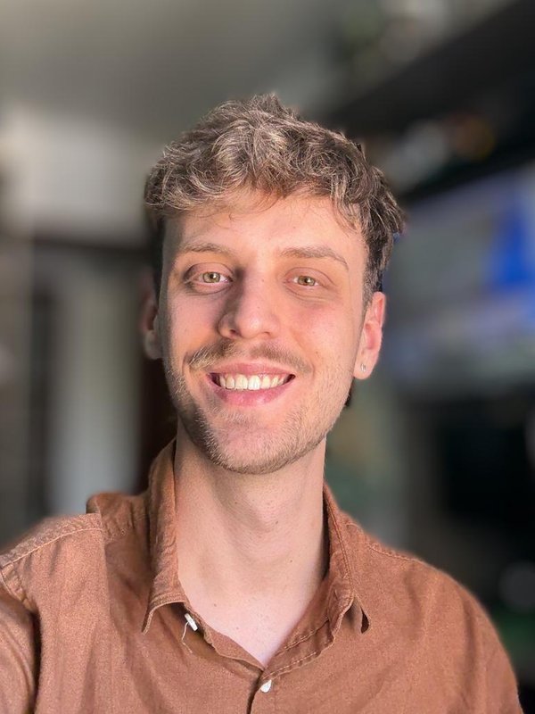 Foto de Davi Augusto sorrindo, de camisa marrom